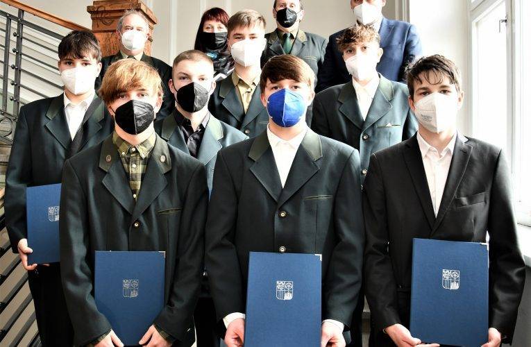 Statečné studenty vodňanské rybářské školy ocenil náměstek hejtmana pro školství