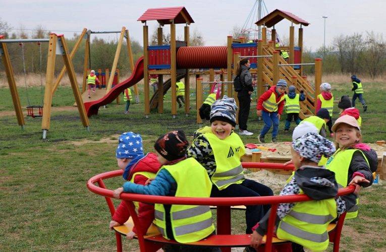 Štíři otevřeli dětské hřiště v areálu na Složišti