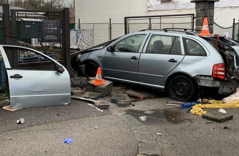 VIDEO: Sobotní tragická nehoda na Pražské třídě. Řidič vypadl z auta, nebyl připoután