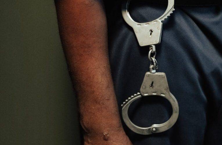 Policisté zadrželi trojici zlodějů ve městě. Kradla v nákupních domech. Škoda je přes 40 tisíc