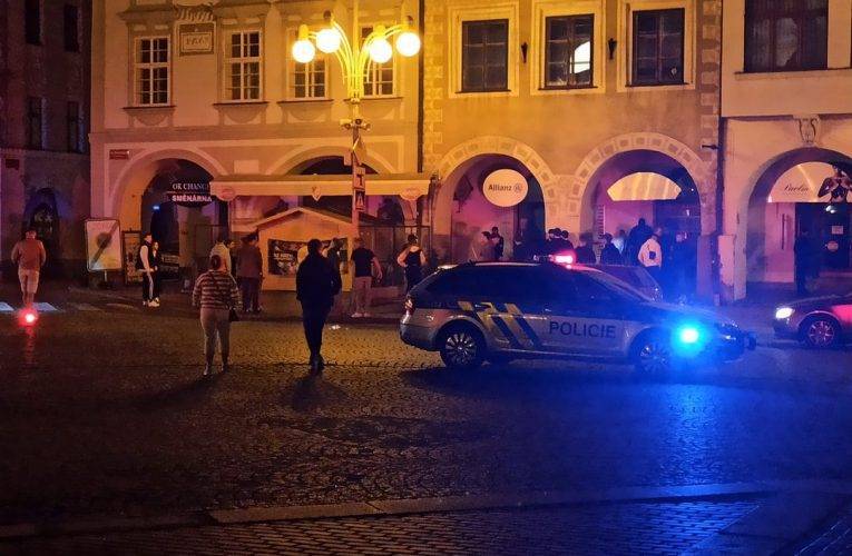 Na náměstí byl v pátek večer muž s pistolí