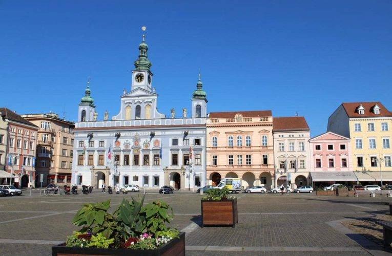 Radnice se opět po roce na hodinu zhasne, město se tak připojí k Hodině Země