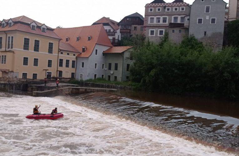 V Českém Krumlově se převrátil raft. Po jedné osobě pátrají záchranáři
