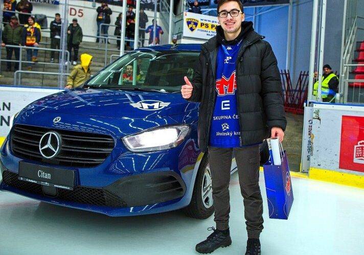VIDEO! Fanoušek Petr trefil otvor na puk přes celé hřiště a vyhrál Mercedes od Milan Král Group