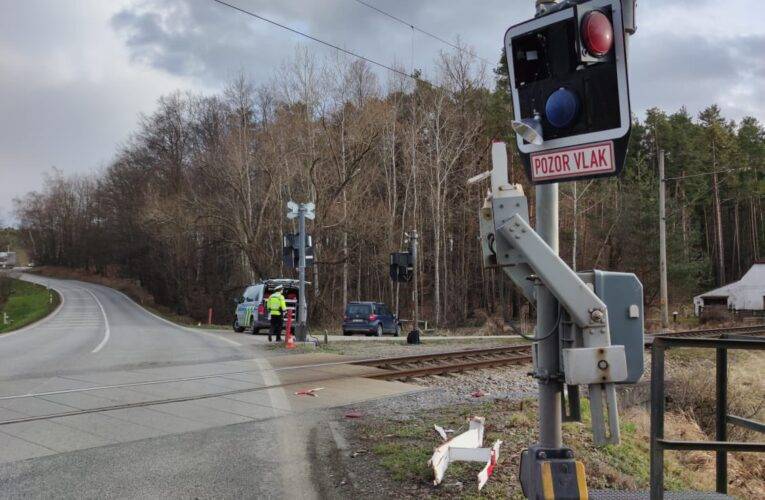 Na přejezdu u Štilce kamion poškodil zabezpečovací zařízení