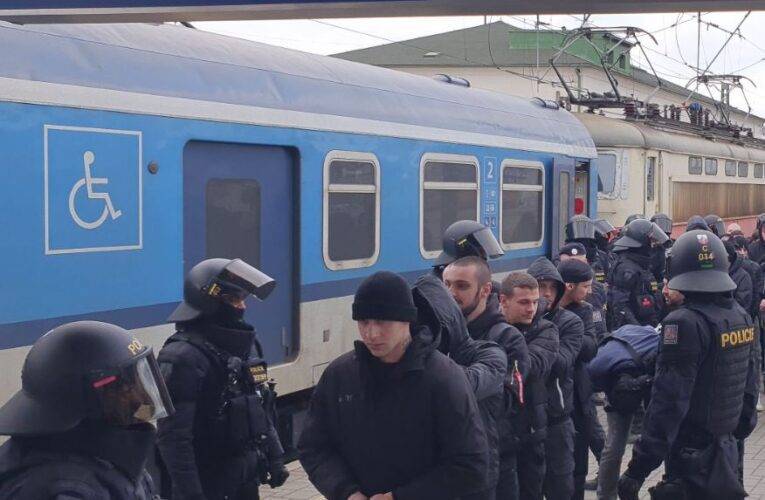 FOTO: Fanoušci Dynama ničili vlak cestou do Plzně. Třicet jich policie zadržela