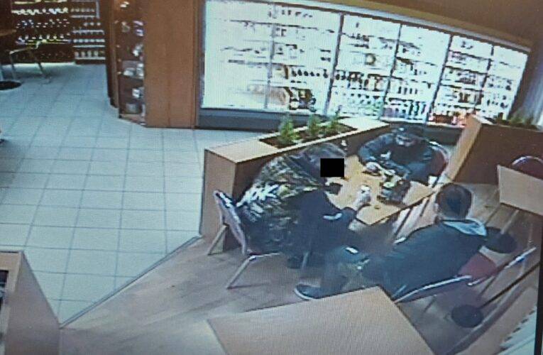 Agresivní cizinec napadl na čerpací stanici muže