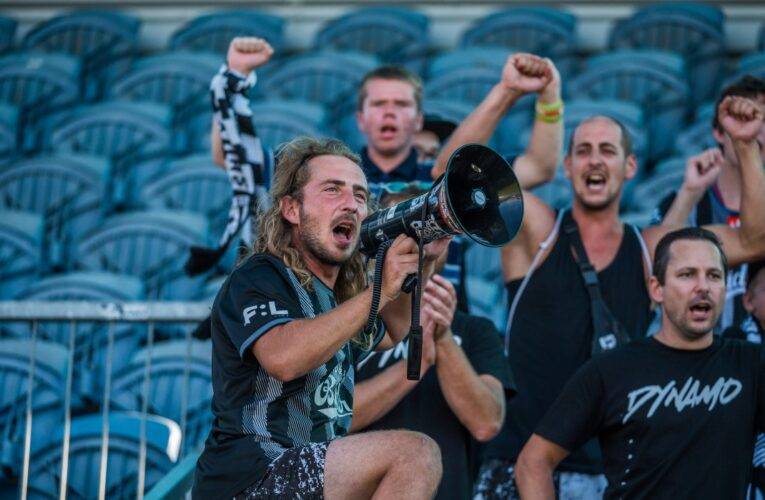 Fanoušci Dynama se složili na pokutu od Českých drah