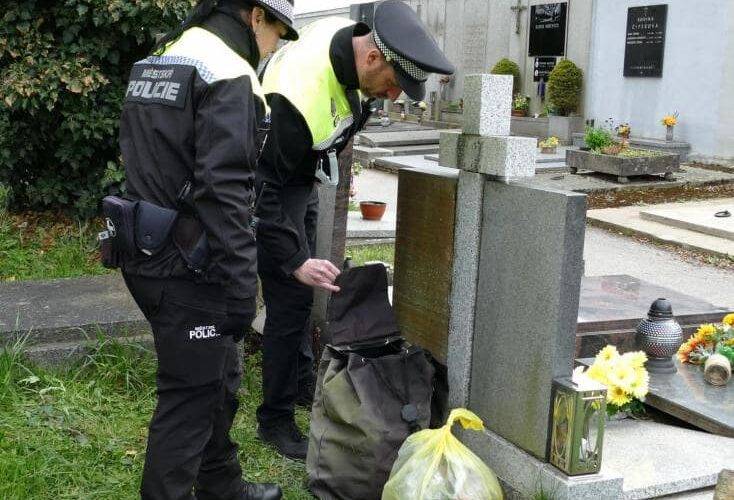 Strážníci o Velikonocích dohlédnou na hřbitovy ve městě