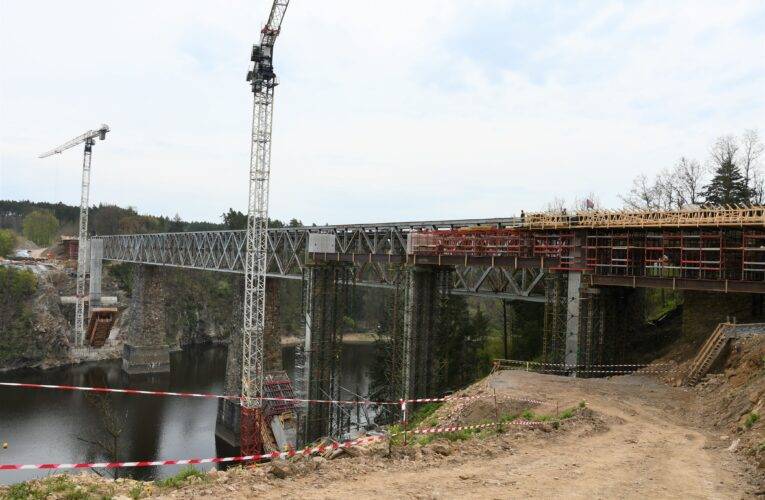 Stavba železničního mostu přes Orlík skončí v příštím roce. Znamená vyšší rychlost i komfort pro cestující