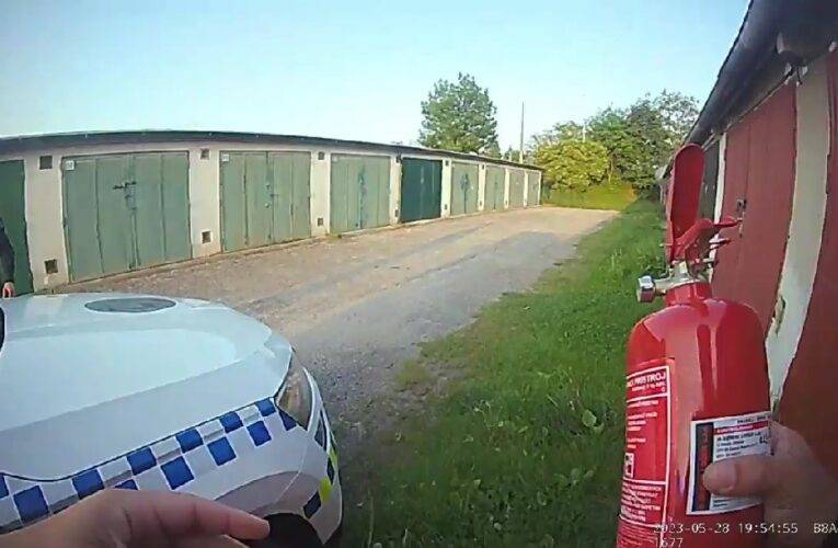 VIDEO: Českobudějovičtí strážníci zasahovali u hořící garáže