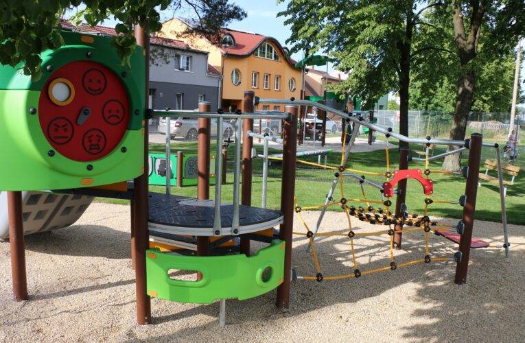 Nové hřiště v Nemanicích se slavnostně otevřelo na den dětí.