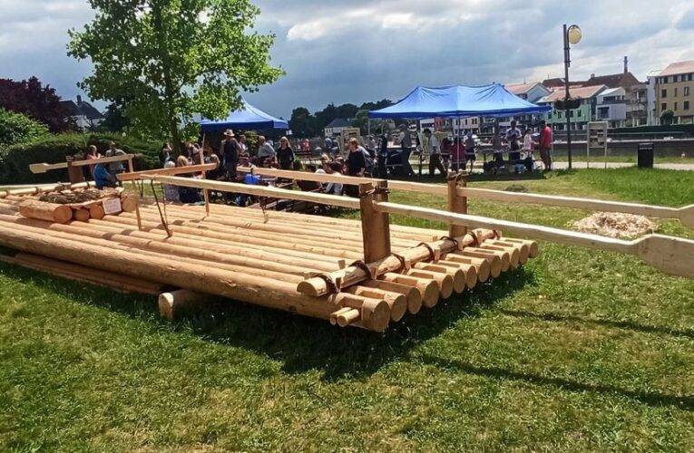 Vorařskou tradici připomíná v Písku vorová tabule před kulturním domem