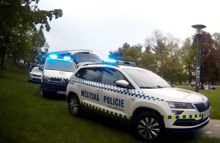 Tři muži si vyřizovali své účty před návštěvníky Sokolského ostrova