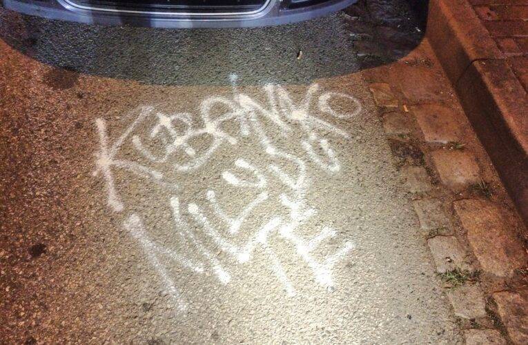 Muž se snažil vyznat lásku ženě sprejováním nápisů na vozovku. Odhalilo ho bystré oko městské kamery