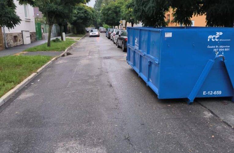 Lidé stále uklízejí po sobotní bouřce, kontejnery jsou stále k dispozici zdarma