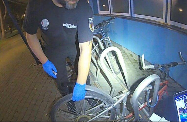 Strážníci zadrželi pachatele krádeže jízdního kola. Odhodil kolo a dělal „mrtvého brouka“