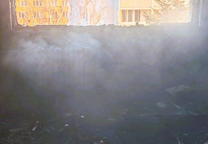 VIDEO: Ranní požár bytu v panelovém domě v Českých Budějovicích. 80 osob bylo evakuováno