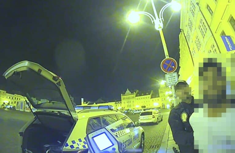 Rušil noční klid, nakonec rozbíjel lahve a postavil se strážníkům. Skončil v poutech.