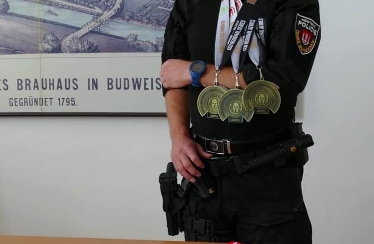 Strážník českobudějovické městské policie Tomáš Hubinger přináší vynikající výsledky z jednoho z nejpopulárnějších závodů překážkového sportu na světě
