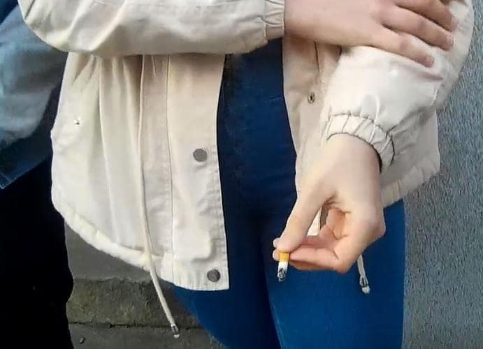 Strážníci odhalili jedenáctiletého záškoláka, jak pokuřuje cigaretu ukrytý za supermarketem