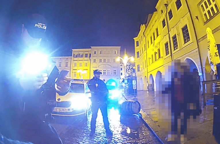 Převracel sudy před stánkem na náměstí, pustil se do křížku se svědkem, nakonec se pustil i do strážníků.