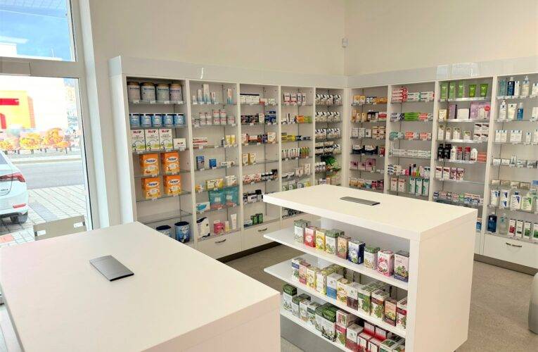 Nová nemocniční lékárna nabízí i raritu v obsluze klientů – drive-in okénko