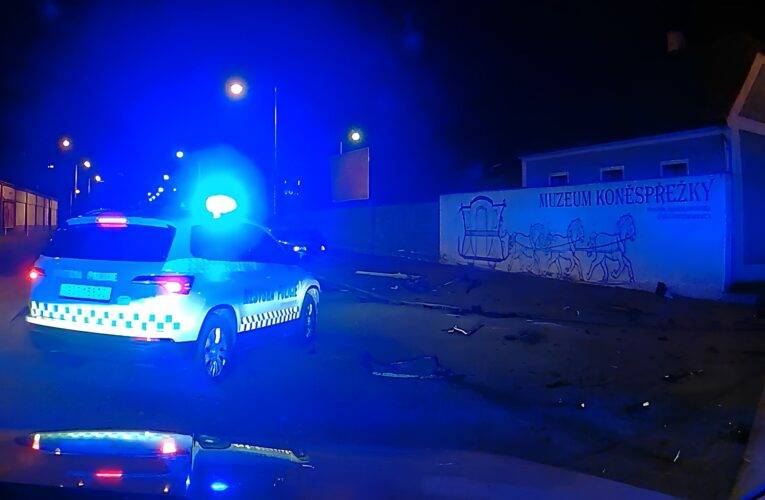 Řidič osobního vozidla ujížděl hlídce městské policie v protisměru, skončil nárazem v křižovatce