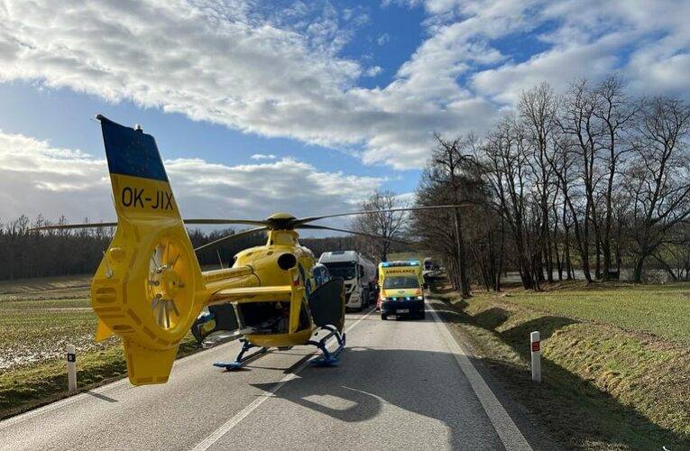 Nehoda tří osobních aut u Třeboně si vyžádala jedno smrtelné zranění
