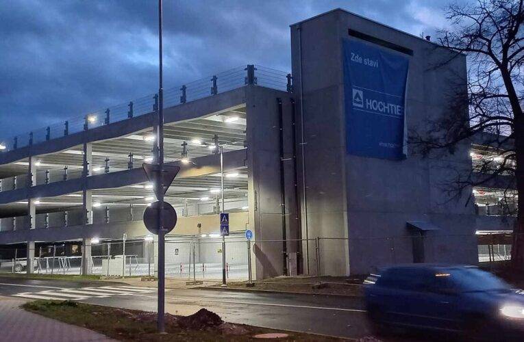 Nový parkovací dům v Českých Budějovicích se otevře už 1. února. Zlevněný tarif pro ty, kdo jedou do práce
