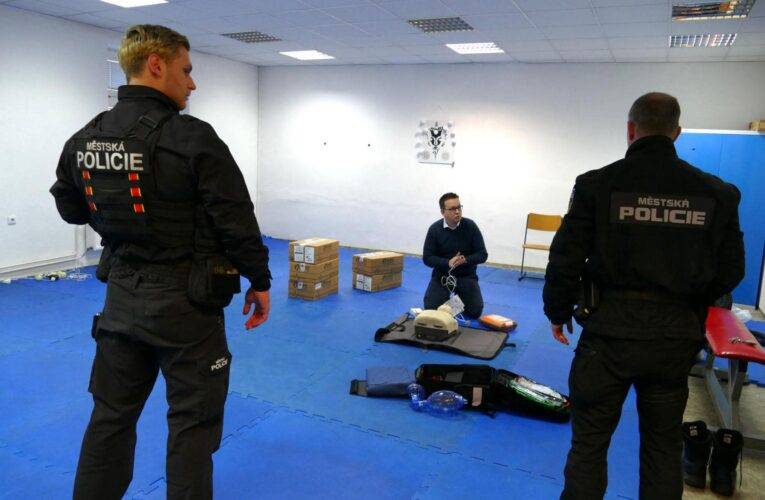 Českobudějovická městská policie zakoupila externí příruční defibrilátory. Strážníci díky nim mohou zachránit lidský život.