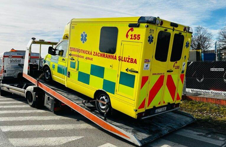 Nehoda sanitky a auta u Českých Budějovic. Zranila se záchranářka