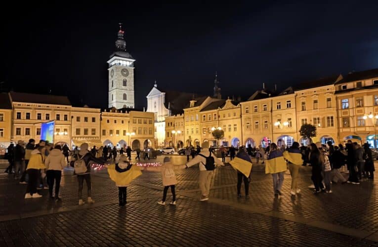V sobotu 24. února si lidé na českobudějovickém náměstí připomínali dva roky války na Ukrajině