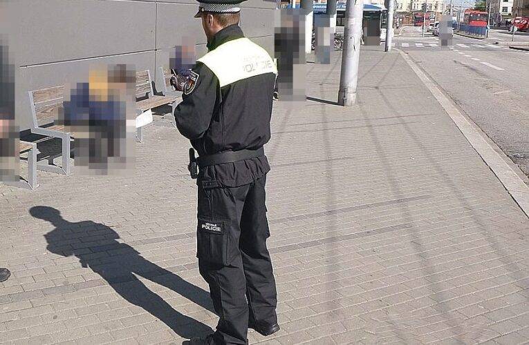 Mladistvý kuřák na zastávce poukázal na svého kamaráda. Oba čekají potíže se zákonem