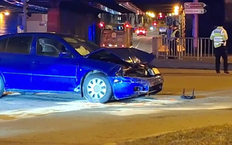 VIDEO: Šílenec na drogách a za volantem. Chtěl zažít policejní honičku