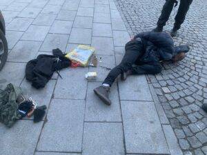 zlodej revolver a plynovou pistole-min