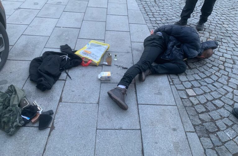 Muž na Písecku vykrádal podniky, odnesl si i revolver a plynovou pistoli