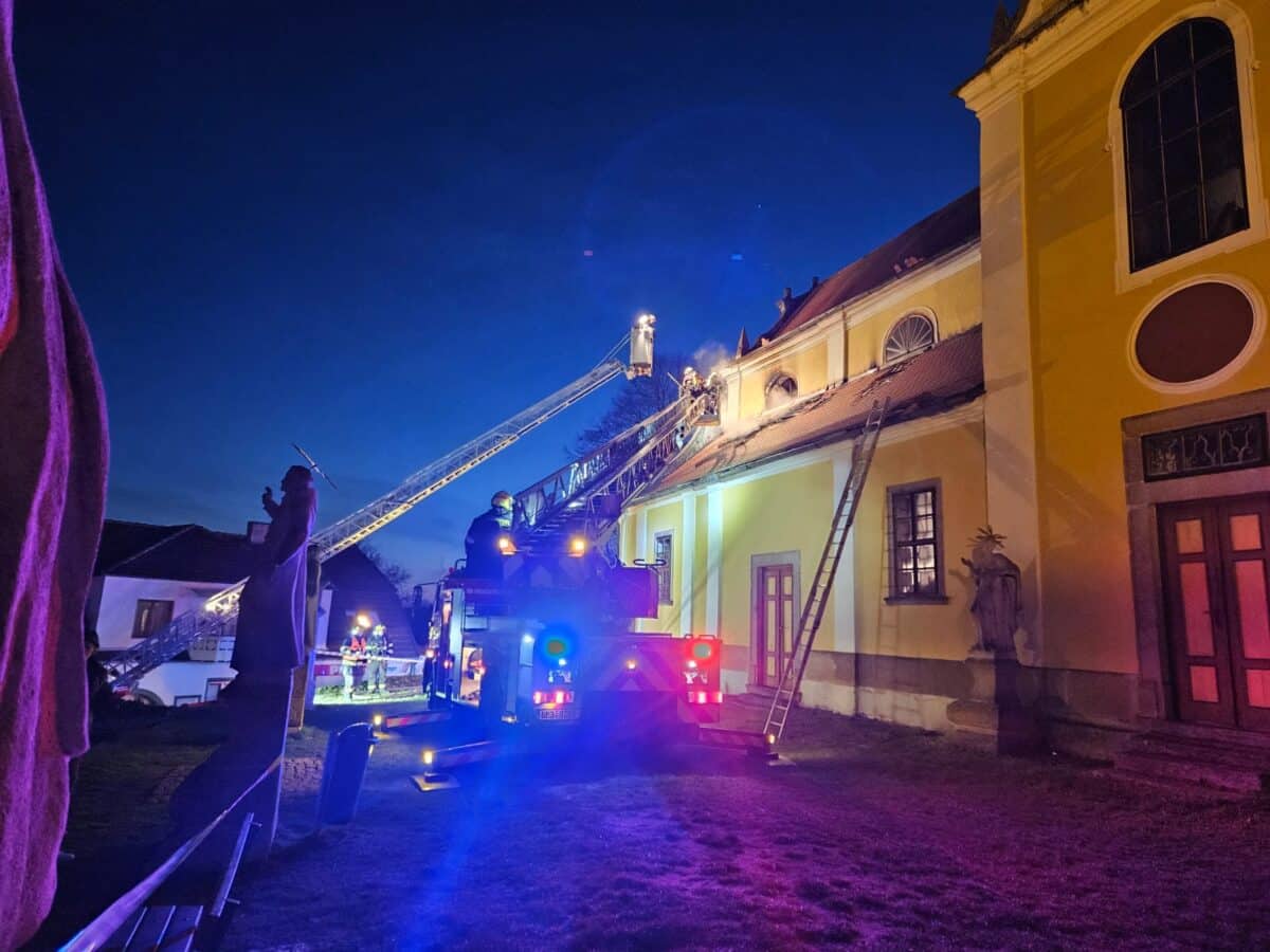 chlum u trebone kostel 5-min