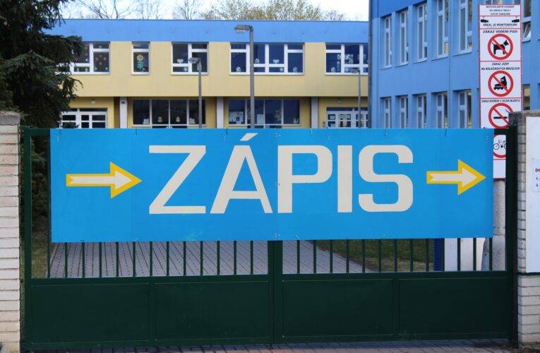 Budoucí prvňáčky čeká zápis. Rodiče je mohou přihlašovat