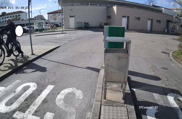 Muž na elektrokole projel zavřenou závoru u nemocnice a poškodil ji. Policie po muži pátrá