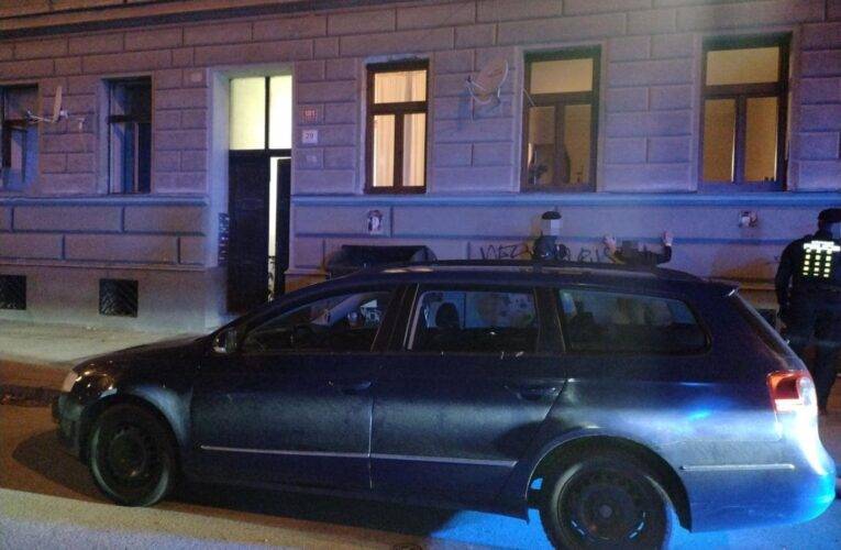 Strážníci dopadli pachatele vandalského činu přímo při činu. Muž si vztek vyléval na cizím osobním vozidle.