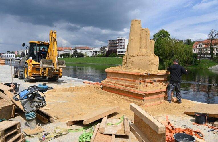 V Písku u Kamenného mostu začala stavba prvních soch z písku