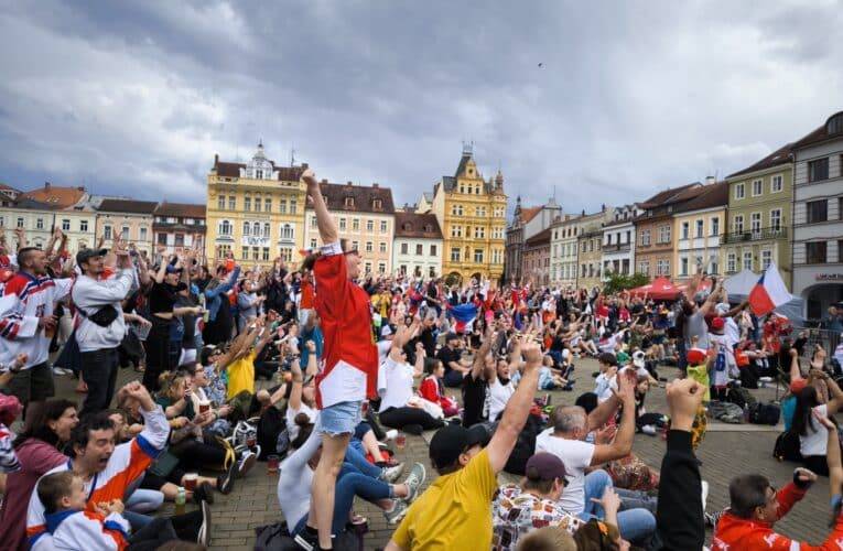 Češi fandili hokejistům v Českých Budějovicích před velkoplošnou obrazovkou na náměstí