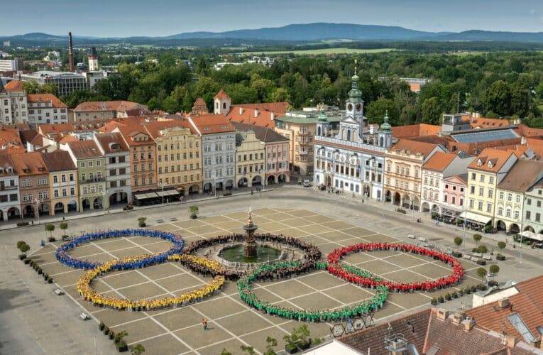 Náměstí Přemysla Otakara II. se proměnilo v obří olympijské kruhy. A je z toho první rekord!