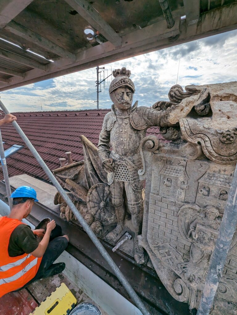 Sousoší na bývalých kasárnách prochází rekonstrukcí 2-min (1)