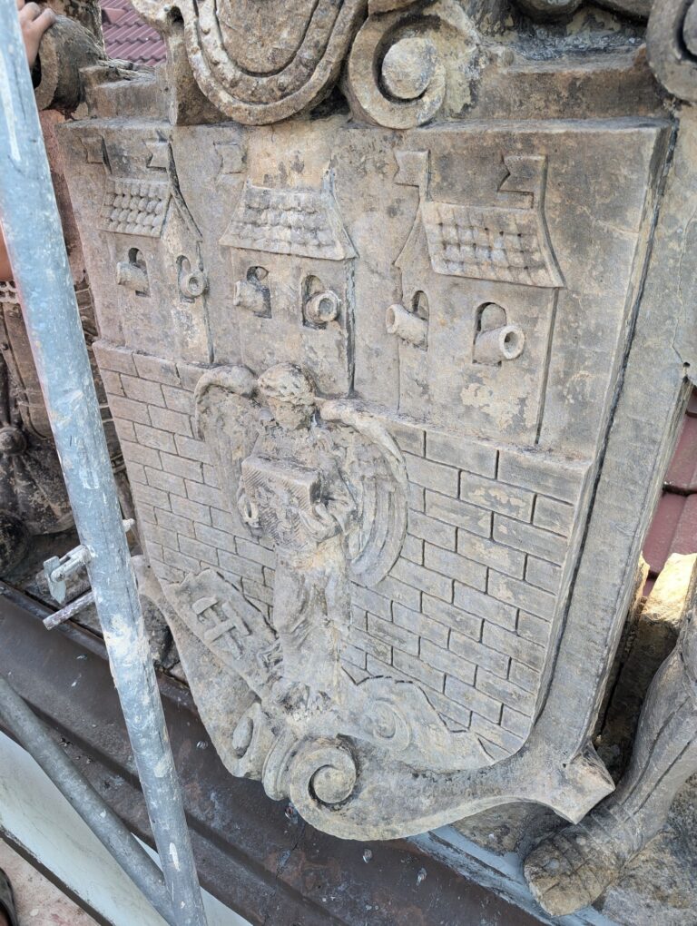 Sousoší na bývalých kasárnách prochází rekonstrukcí 3-min (1)