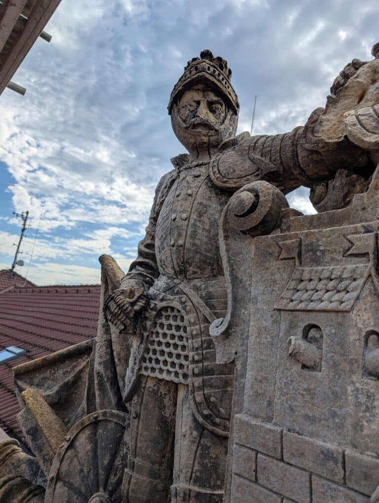 Sousoší na bývalých kasárnách prochází rekonstrukcí 4-min (1)