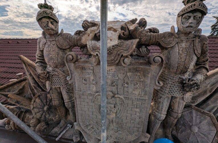 Sousoší na bývalých kasárnách prochází rekonstrukcí