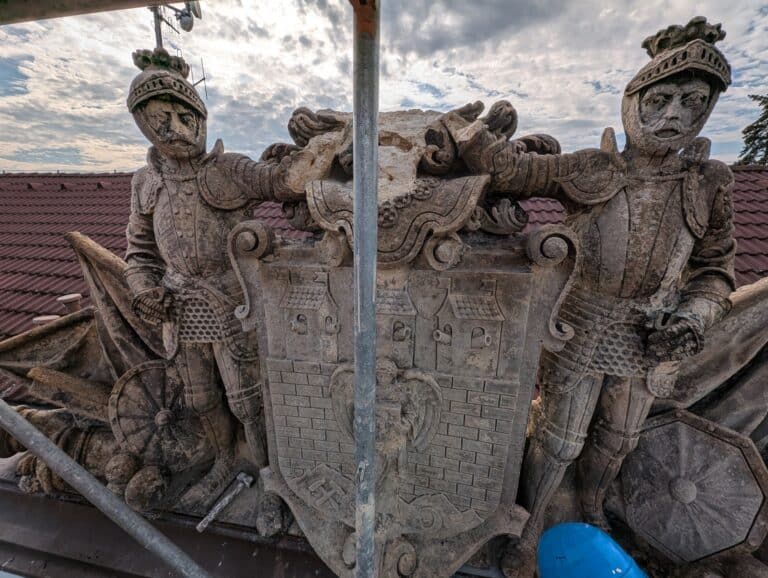 Sousoší na bývalých kasárnách prochází rekonstrukcí-min (1)