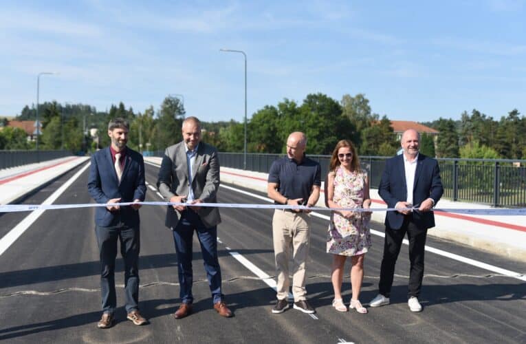 V Týně nad Vltavou od pondělka řidiči jezdí po opraveném mostě. Rekonstrukce mostu trvala přesně jeden rok